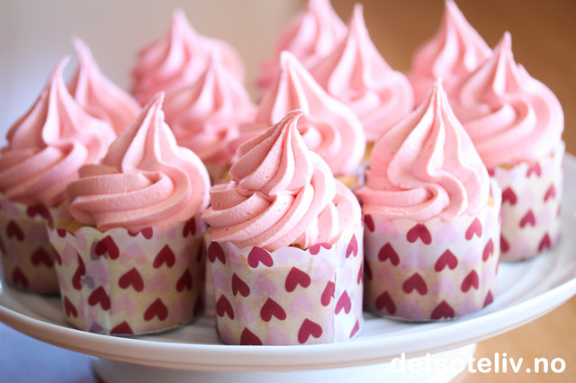 Vanilla Cupcakes with Strawberry Marshmallow Fluff Frosting