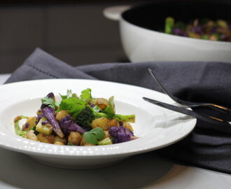 Grønnsakspanne med kikerter og indiske smaker