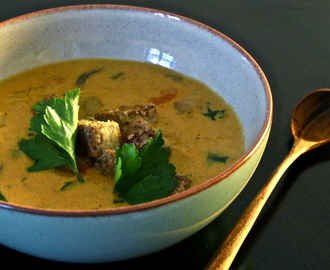 Karrisuppe med fritert tofu