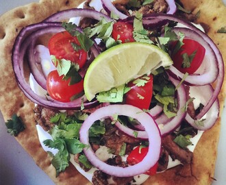 Nanbrød med marinert svinekjøtt og salat