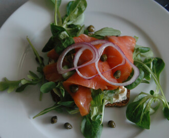 Laksesmørbrød på hjemmebakt rugbrød med urtekrem