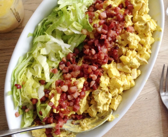 Lowfat kyllingsalat med syrlige epler og crispy bacon.