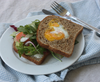 Luksustoast med røkelaks, stekt egg og avocado