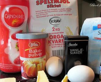 Vaniljecupcakes med kremfløyelstopping.