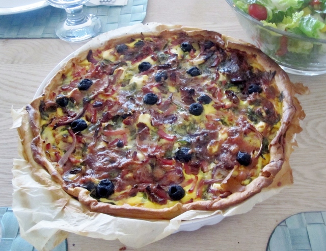 Middelhavspai med fetaost, soltørket tomat, oliven og mye annet digg