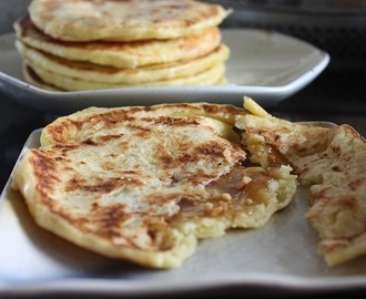 Hotteok. koreansk pannekake fylt med kanel, peanøtter og sukker