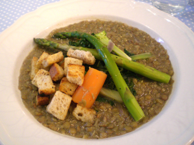 Middagstips til en billig penge: Grønn linsesuppe med grønnkål og krutonger