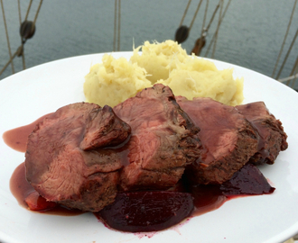 Smoked helgrillet indrefilet av okse, servert med rødvinsaus, søtpotetmos, glaserte rødbeter og gulrøtter.