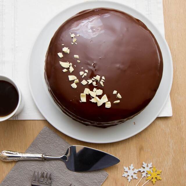 Glasert sjokoladekake med bringebærmousse