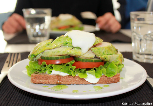 Smørbrød med koriandermarinert kyllingfilet