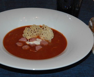 Tomatsuppe med parmesanchips og focaccia bakt på spelt