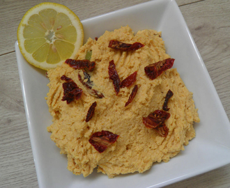 HUMMUS MED OLIVEN & SOLTØRKET TOMAT