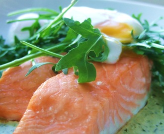 Laks med posjert egg, ruccola og pestodressing