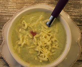 Blomkål- og brokkolisuppe med salchichon og ost