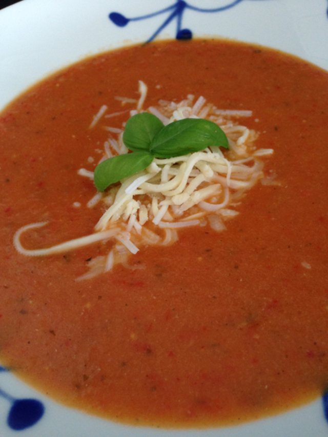Hot tomatsuppe med masse smak- lager seg selv...nesten.