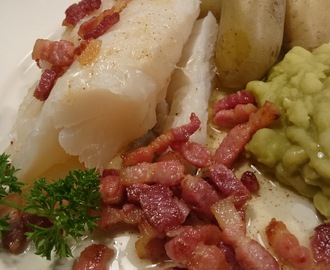 LUTEFISK, DAMPKOKT MED ERTESTUING OG BACON