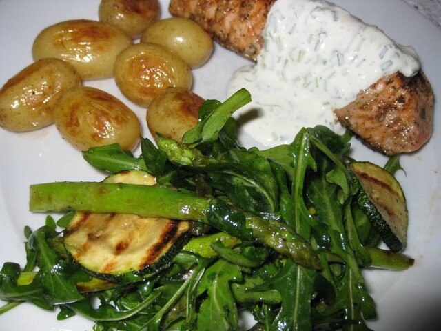 Grillet laks med squash/asparges/ruccola-salat