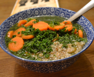 Grønnkålsuppe med byggris og gulrøtter