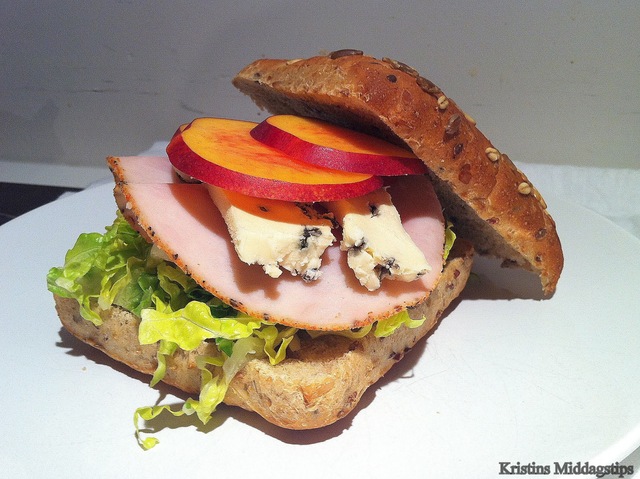 Sandwich med kalkun, blåmuggost, nektarin og tomatpesto