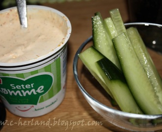 Snack; Salt nøttemiks, agurk og dipp