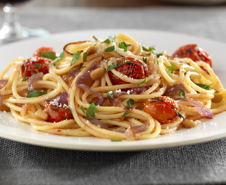 Barilla glutenfri spaghetti med karamelliserte rødløk og hele cherrytomater, pinjekjerner og pecorino-ost