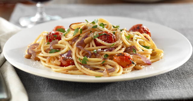 Barilla glutenfri spaghetti med karamelliserte rødløk og hele cherrytomater, pinjekjerner og pecorino-ost