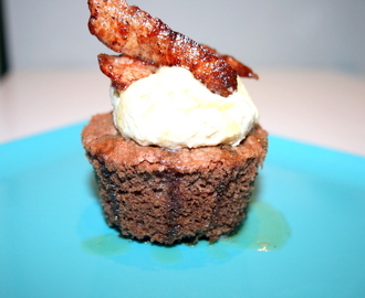 Sjokolade og lønnesirup cupcakes med bacon