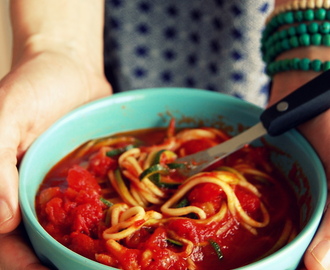 Zucchinipasta med het tomatsås