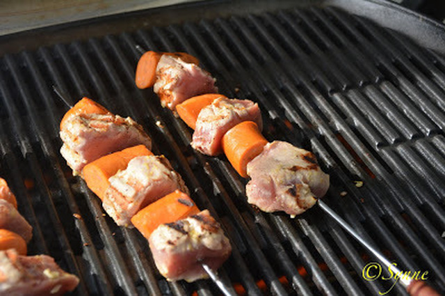 Svinefilet på spyd med chorizo og spinatsalat