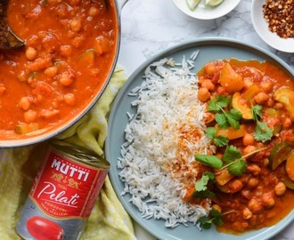 Tomatkarri med kikerter og grønnsaker