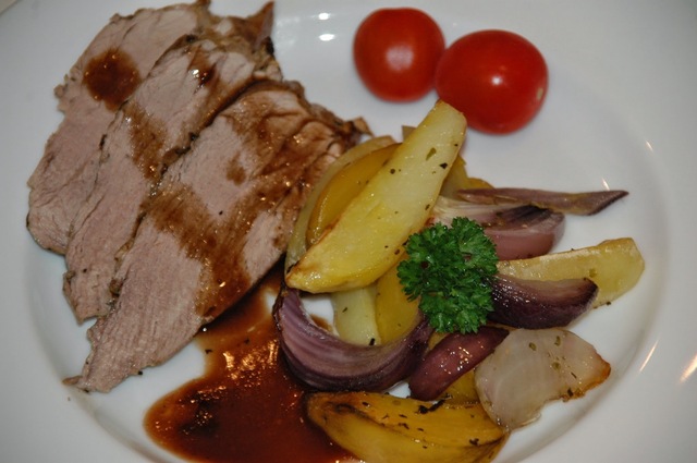 Svinefilet med bakte grønnsaker og rødvin og balsamicosaus