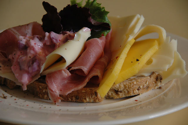 Smørbrød med skinke, ost og rødbetsalat