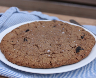 Enkel kjempecookie med smilsjokololade og oreokjeks