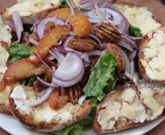 Fersken- og nøttesalat og brød med geitost