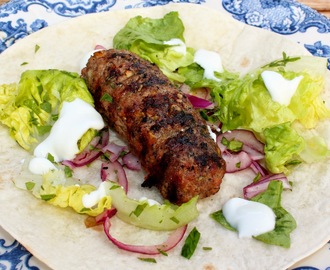 Spicy wraps med grillet kofta av lam, pistasjnøtter og yoghurt