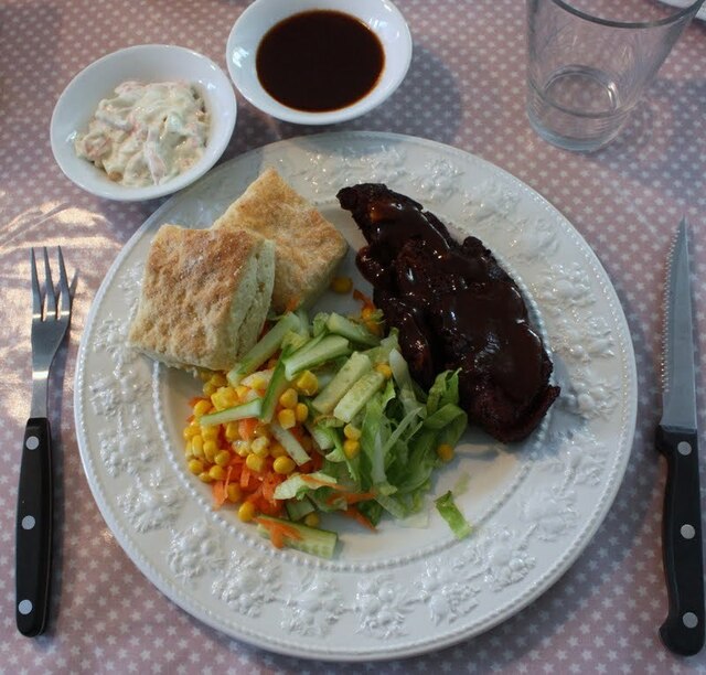 Middag 29.5.2011 BBQ okse høyrygg, buttermilk biscuits, coleslaw & salat