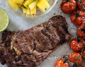 Grillet entrecote med mangosalsa og langtidsbakte tomater