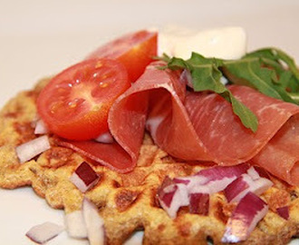 Grove vafler med basilikum og soltørket tomat, toppet med parmaskinke, knasende delikate grønnsaker og en klatt frisk rømmedressing