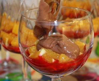 Noras lekre godbit - dessert med bær, frukt og melkesjokoladepudding