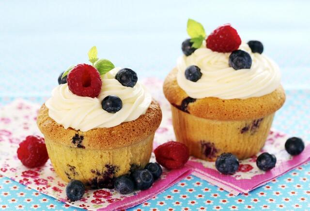 Cupcakes med blåbær og bringebær