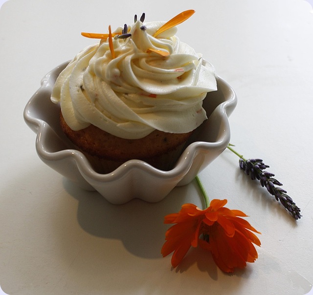 Cupcakes med ringblomst og lavendel