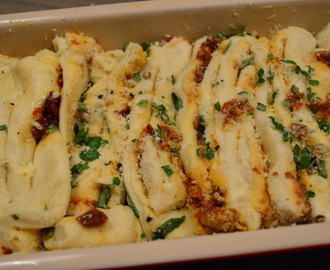 Pull apart bread med parmesan, tomato og basilikum