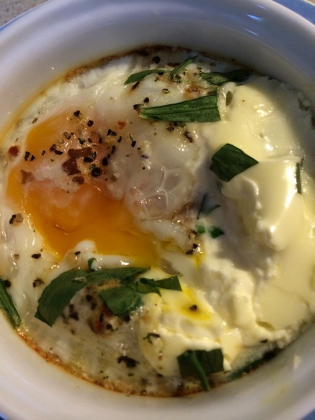 Ovnsbakte egg med creme fraishe og estragon