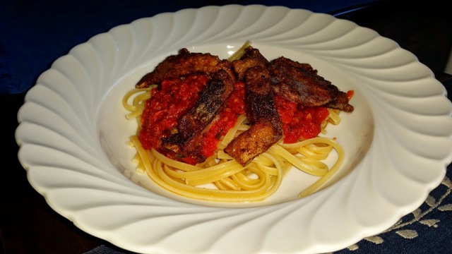 FRITERT MAKRELL MED TOMATSAUS OG LINGUINE