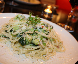 Spagetti med brokkoli, chili og parmesan