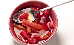 jordbær og rabarbra suppe
