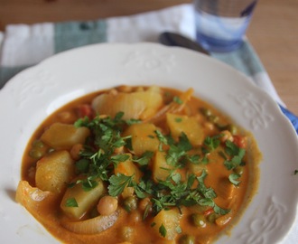 Spicy vegan curry med poteter og kikerter