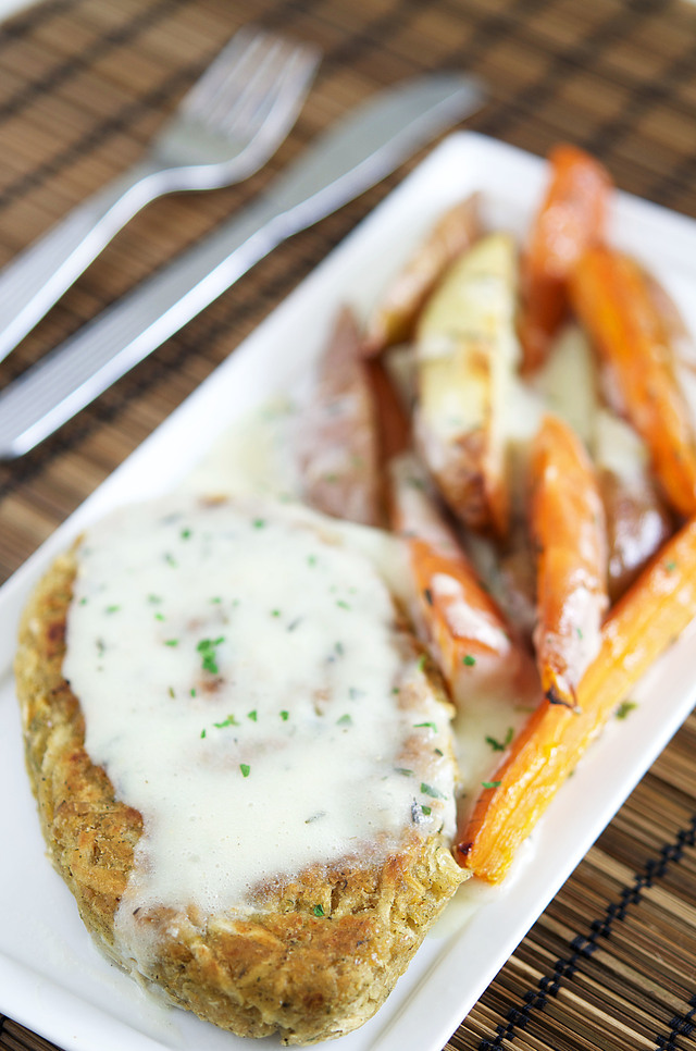 Vegansk kyllingfilet med ovnsbakte grønnsaker og hvit saus