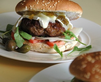 Hamburger med chevre og syltede grønne tomater