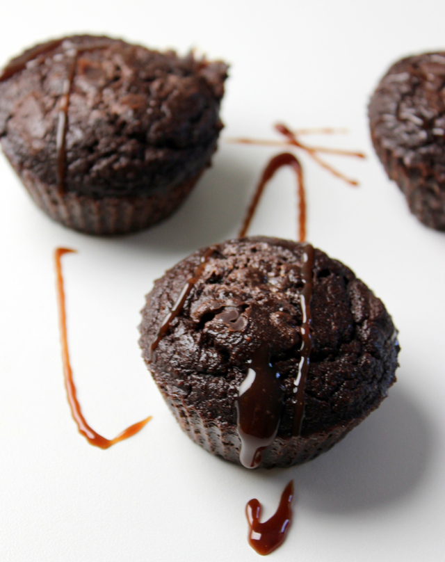 SUNNE BROWNIE MUFFINS MED KARAMELL OG HAKKET SJOKOLADE